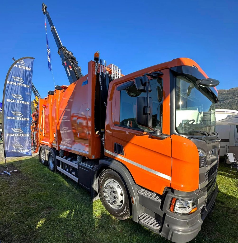 Krokbil1 Moderne krokløft-løsning fra Rich. Steen AS sikrer trygg transport og tømming av containere for optimal drift
